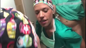 Вагинальный секс с молодой медсестричкой в латексных перчатках