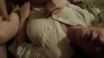 Сексапильная бестия в нейлоне мастурбирует клитор во времячко порно